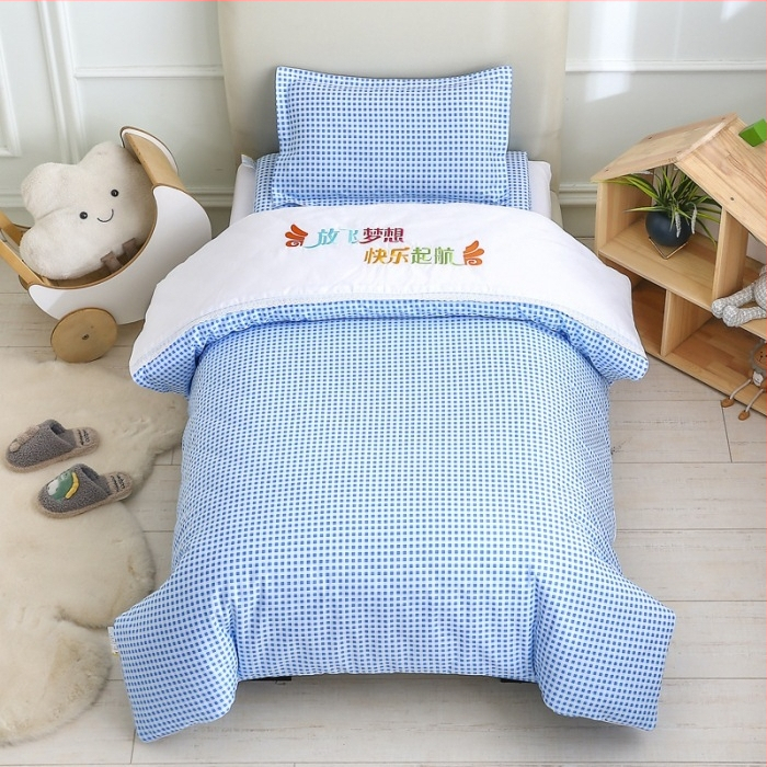 Set de lenjerie de pat din bumbac pentru internatul grădiniței, șase piese, cu motiv desen animat; include cearșafuri și umplutură de pilotă