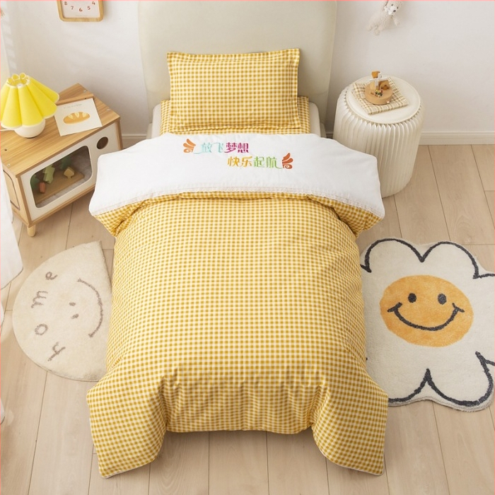Set de lenjerie de pat din bumbac pentru internatul grădiniței, șase piese, cu motiv desen animat; include cearșafuri și umplutură de pilotă