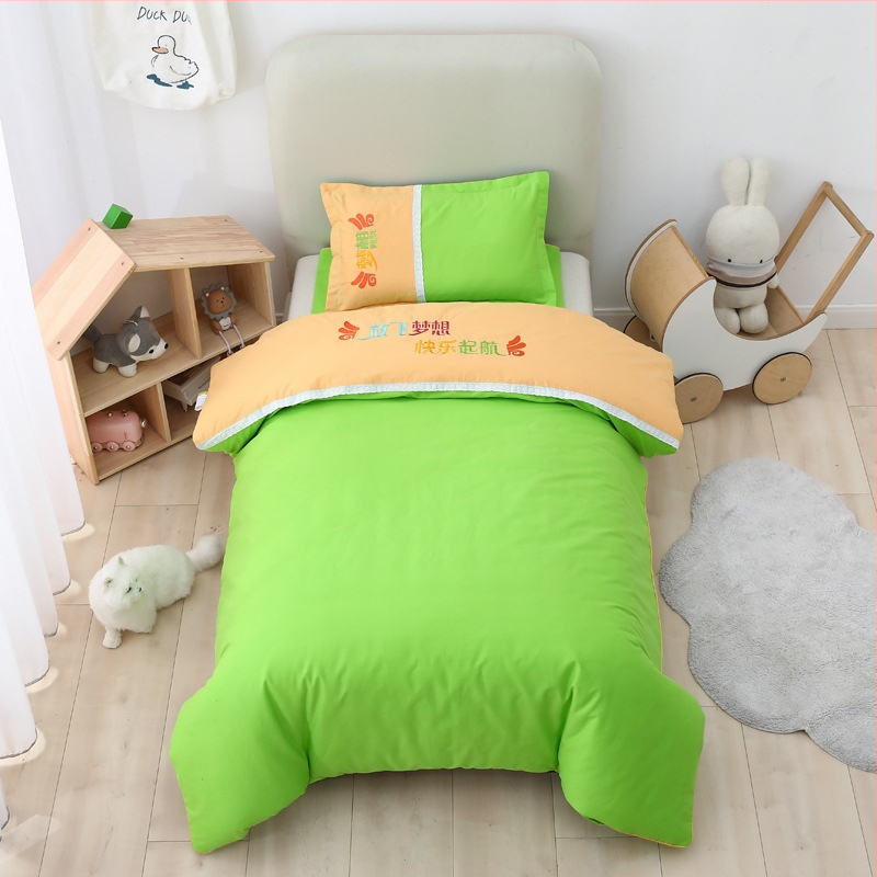 Set de lenjerie de pat din bumbac pentru internatul grădiniței, șase piese, cu motiv desen animat; include cearșafuri și umplutură de pilotă