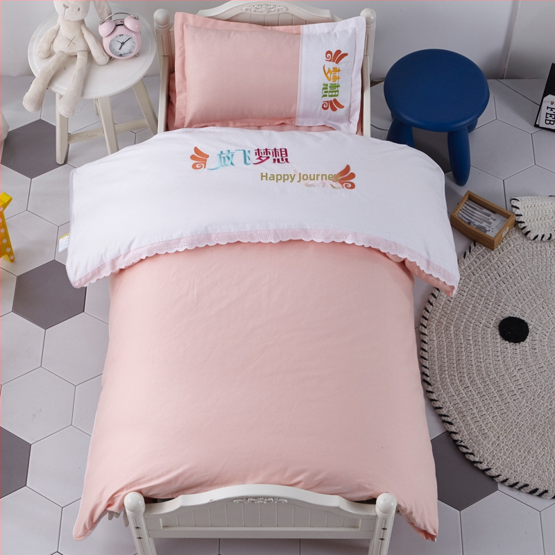 Set de lenjerie de pat din bumbac pentru internatul grădiniței, șase piese, cu motiv desen animat; include cearșafuri și umplutură de pilotă