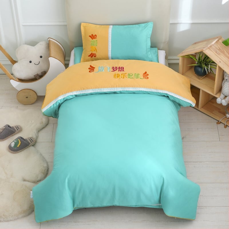 Set de lenjerie de pat din bumbac pentru internatul grădiniței, șase piese, cu motiv desen animat; include cearșafuri și umplutură de pilotă