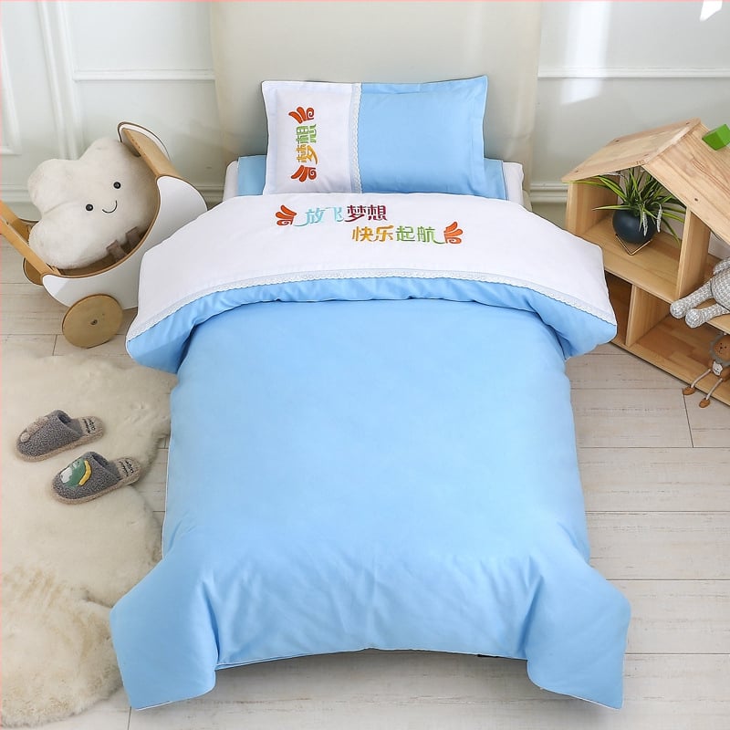 Set de lenjerie de pat din bumbac pentru internatul grădiniței, șase piese, cu motiv desen animat; include cearșafuri și umplutură de pilotă