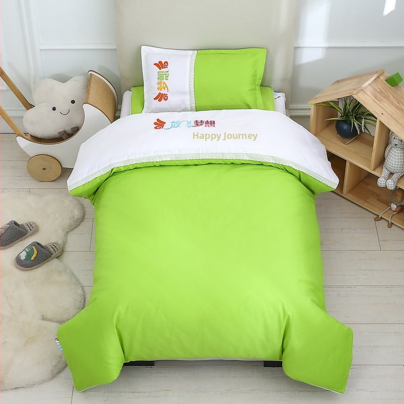 Set de lenjerie de pat din bumbac pentru internatul grădiniței, șase piese, cu motiv desen animat; include cearșafuri și umplutură de pilotă