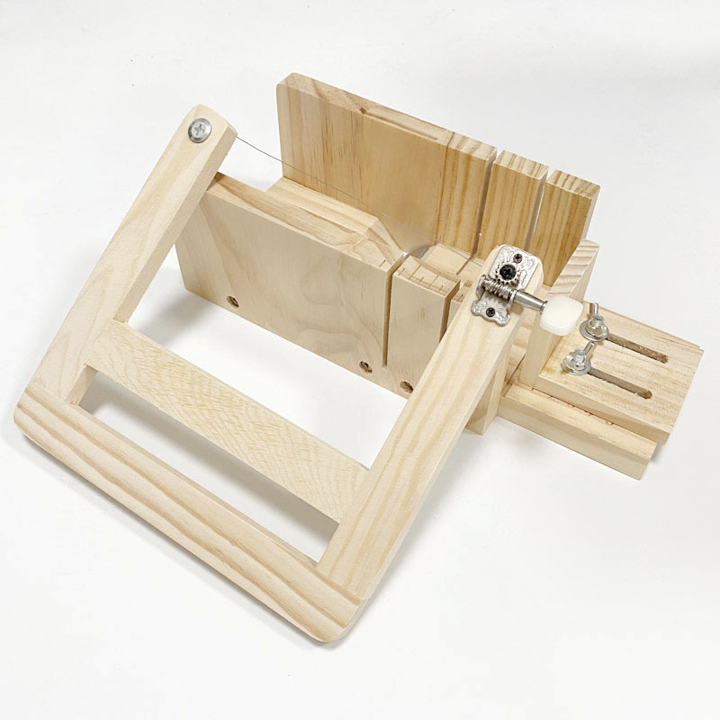 DIY nástroje na výrobu mydla horúcim procesom: mydlová základňa, formy na mydlo v tvare bochníka a rezák, pigmenty, hrniec na roztápanie vosku a ohrievač