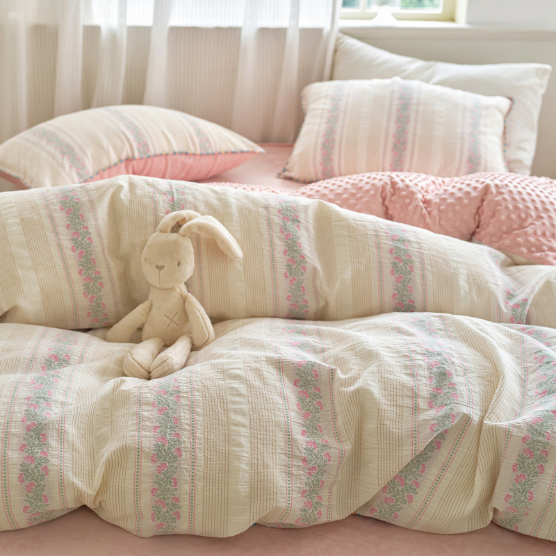 Jesenná–zimná bavlnená jacquard Bean Velvet súprava posteľnej bielizne s ružovým malým kvetinovým vzorom, štvordielna