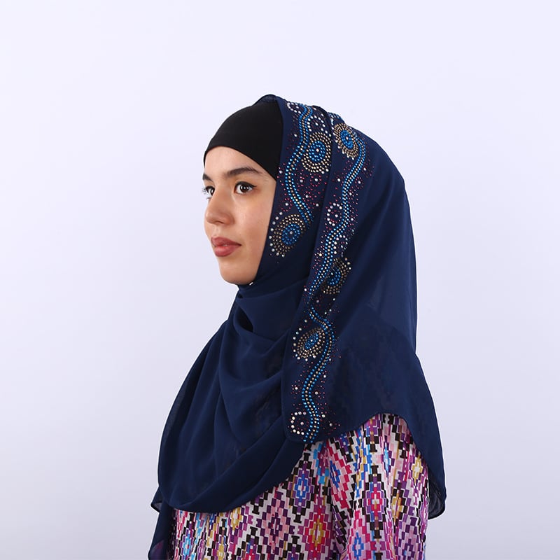 Etno štýl hijabu so kryštálmi a perlami zo šifónu, dlhý šál