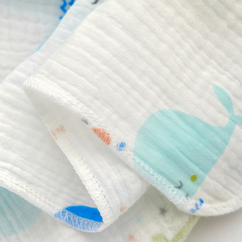 Nyári kétszintes krepp anyagú újszülött kendő — bébét becsomoló takaró légkondicionált szobákhoz, mesefigurás mintával