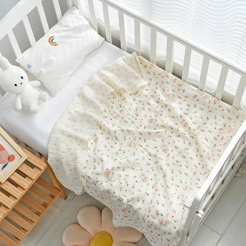 Nyári kétszintes krepp anyagú újszülött kendő — bébét becsomoló takaró légkondicionált szobákhoz, mesefigurás mintával