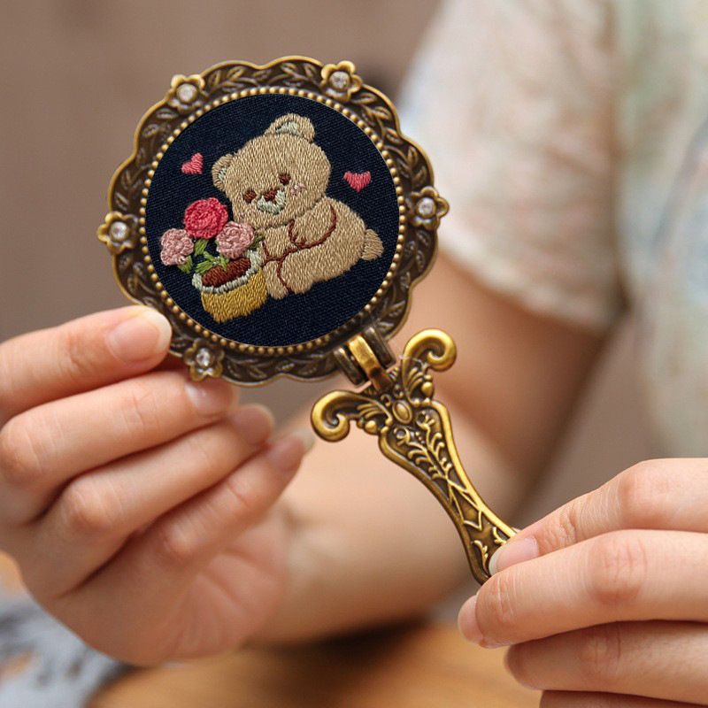 Vintage DIY set na vyšívanie pre ručné zrkadlo na líčenie z látky, pre začiatočníkov, roztomilý, starožitný vrstvený dizajn.