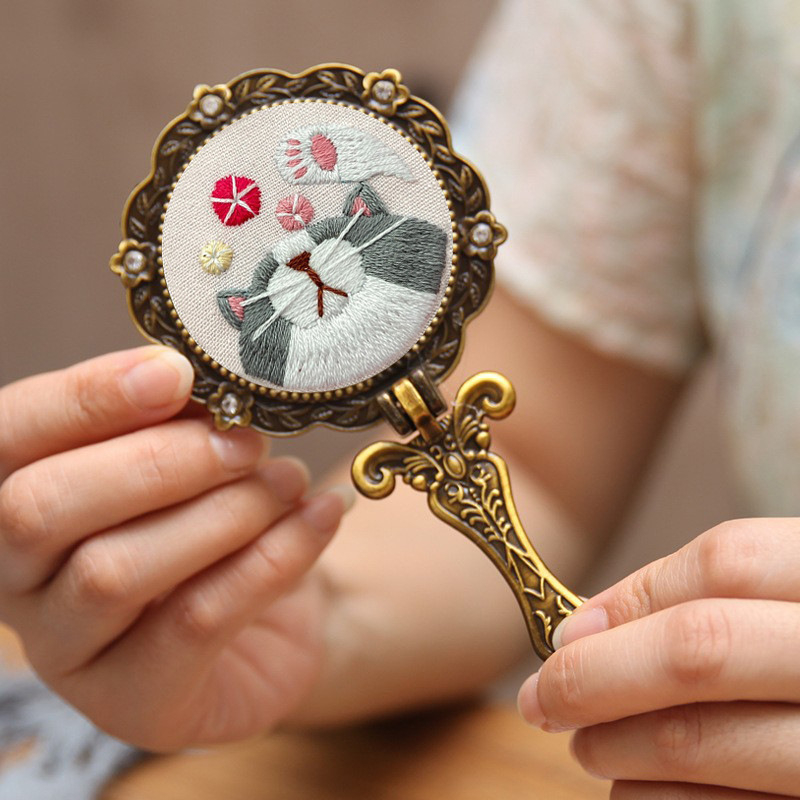 Vintage DIY set na vyšívanie pre ručné zrkadlo na líčenie z látky, pre začiatočníkov, roztomilý, starožitný vrstvený dizajn.