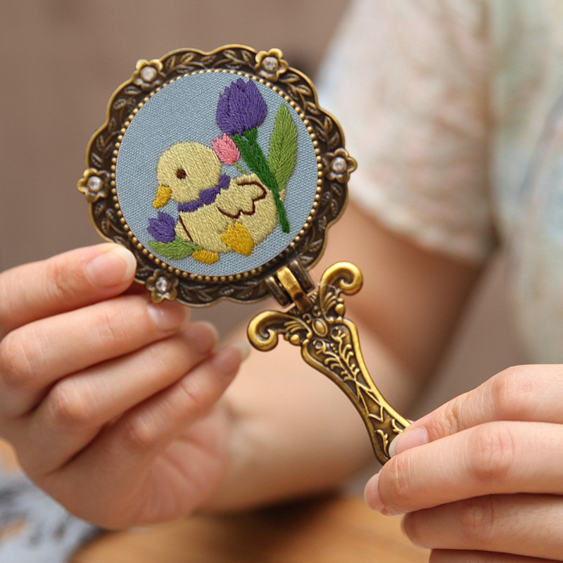 Vintage DIY set na vyšívanie pre ručné zrkadlo na líčenie z látky, pre začiatočníkov, roztomilý, starožitný vrstvený dizajn.