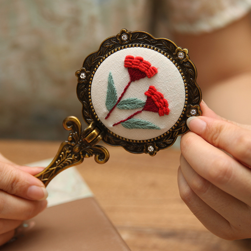 Vintage DIY set na vyšívanie pre ručné zrkadlo na líčenie z látky, pre začiatočníkov, roztomilý, starožitný vrstvený dizajn.