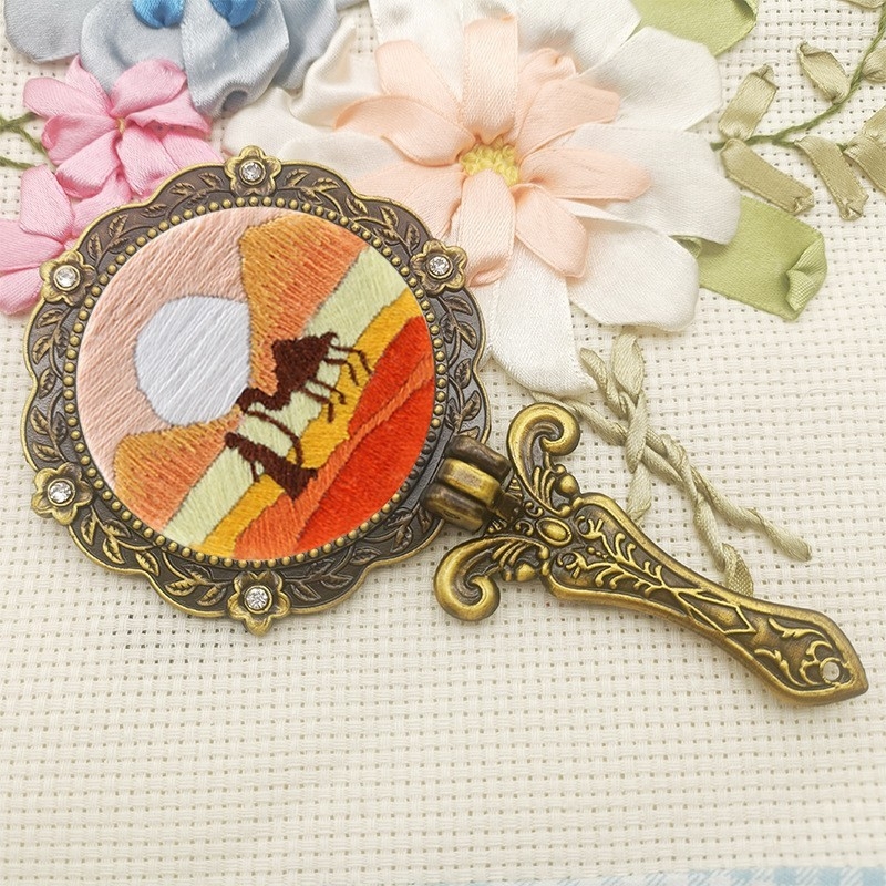 Vintage DIY set na vyšívanie pre ručné zrkadlo na líčenie z látky, pre začiatočníkov, roztomilý, starožitný vrstvený dizajn.
