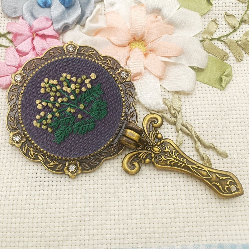 Vintage DIY set na vyšívanie pre ručné zrkadlo na líčenie z látky, pre začiatočníkov, roztomilý, starožitný vrstvený dizajn.