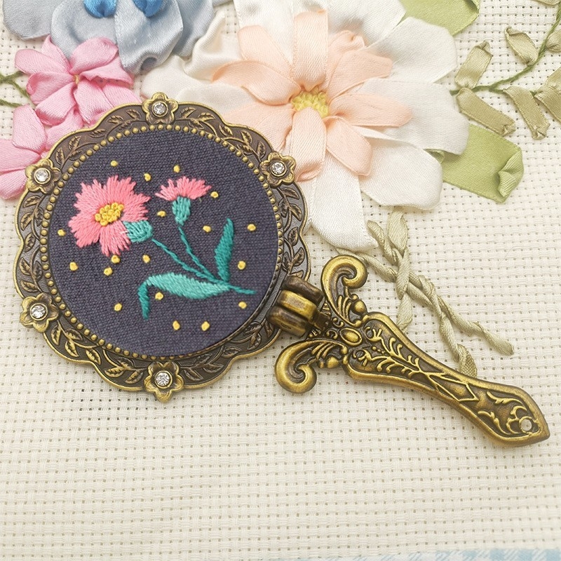 Vintage DIY set na vyšívanie pre ručné zrkadlo na líčenie z látky, pre začiatočníkov, roztomilý, starožitný vrstvený dizajn.