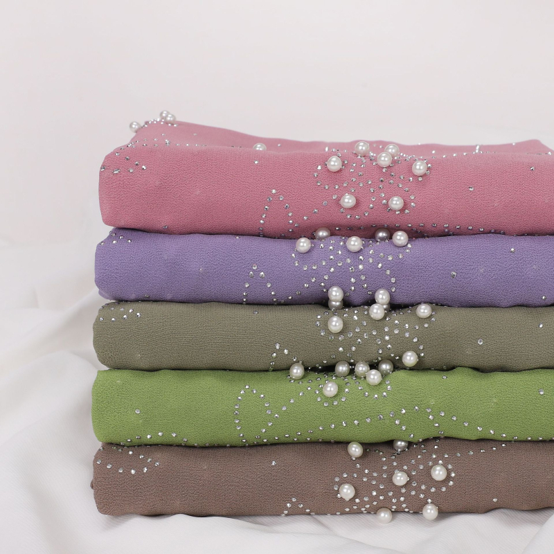 Hosszú chiffon sál virágos mintával, gyöngyökkel és strasszokkal, egyszínű, női kendő kapucnival