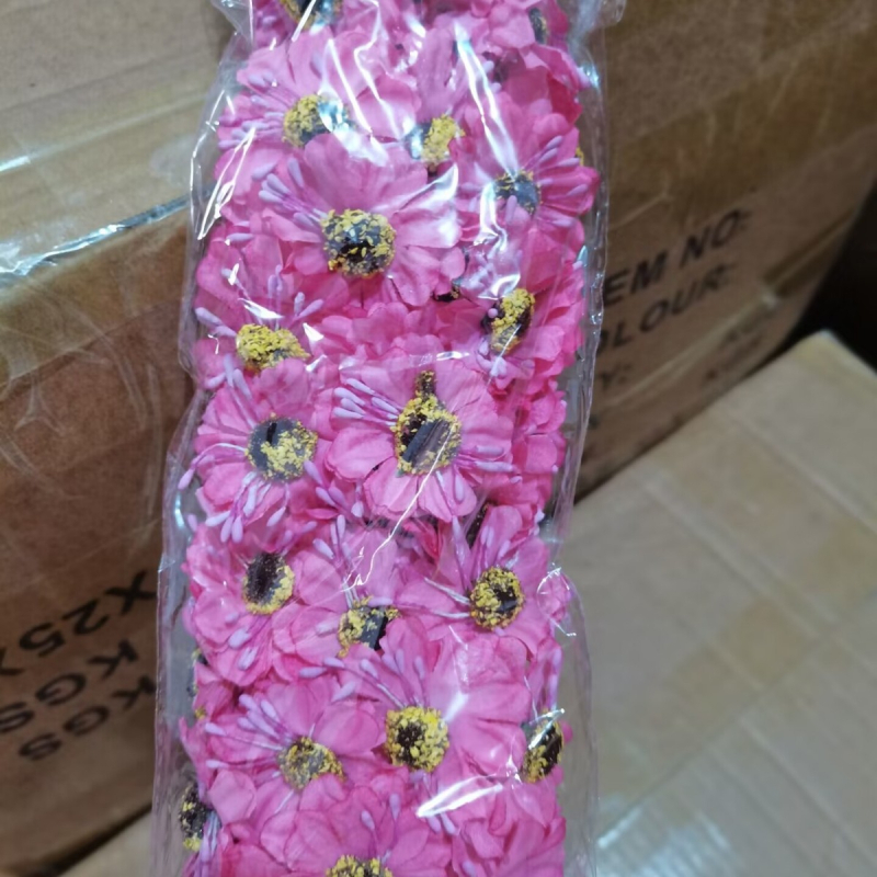 Sada umelej svadobnej kvetiny Daisy, Gerbera a Slnečnica — hodvábne kvety v kytici, čelenka na hlavu, rattanová girlanda a ozdoby pre cukrovinky (72 kvetov v balení)