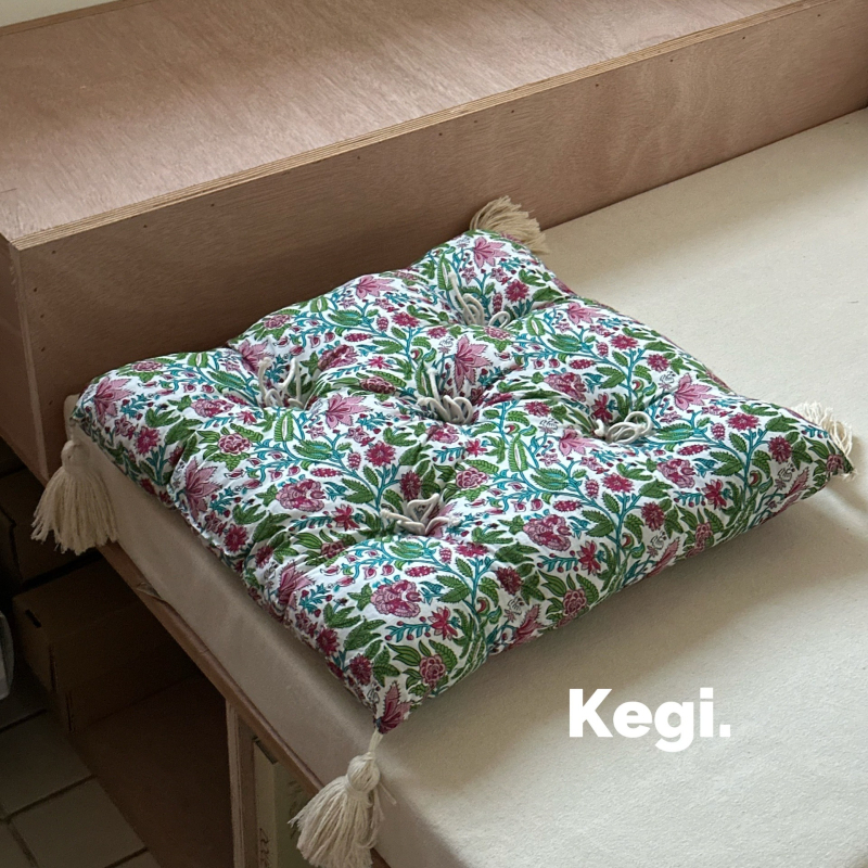 Indický ručne vyrezávaný a ručne tlačený bavlnený domáci textil s ručne vyrobenou mašľou