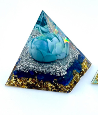 Buddha pyramída z živice s krištáľovým štrkom – ručne vyrobená stolová ozdoba