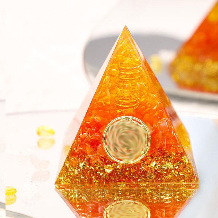 Buddha pyramída z živice s krištáľovým štrkom – ručne vyrobená stolová ozdoba