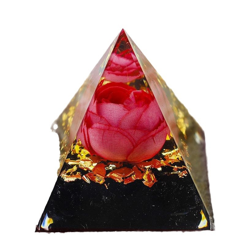 Buddha pyramída z živice s krištáľovým štrkom – ručne vyrobená stolová ozdoba