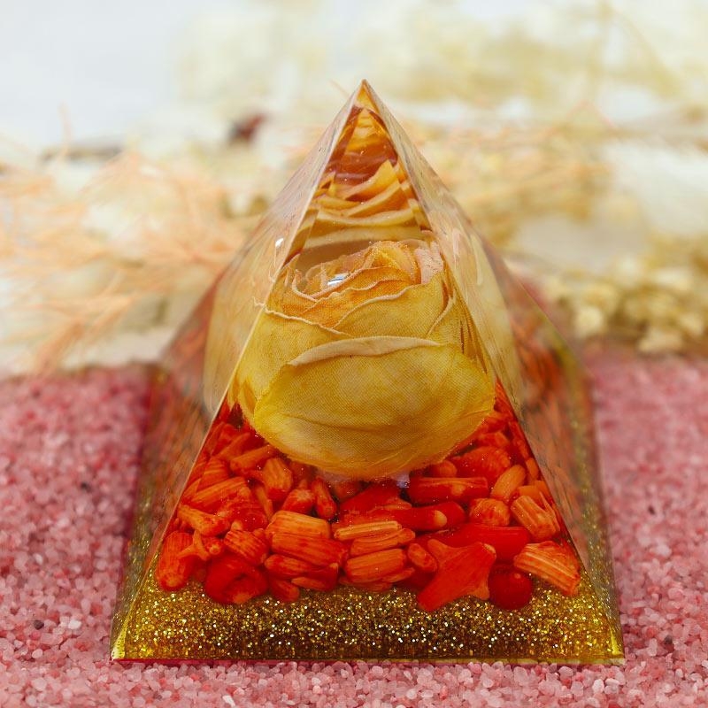 Buddha pyramída z živice s krištáľovým štrkom – ručne vyrobená stolová ozdoba