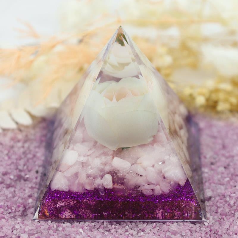Buddha pyramída z živice s krištáľovým štrkom – ručne vyrobená stolová ozdoba