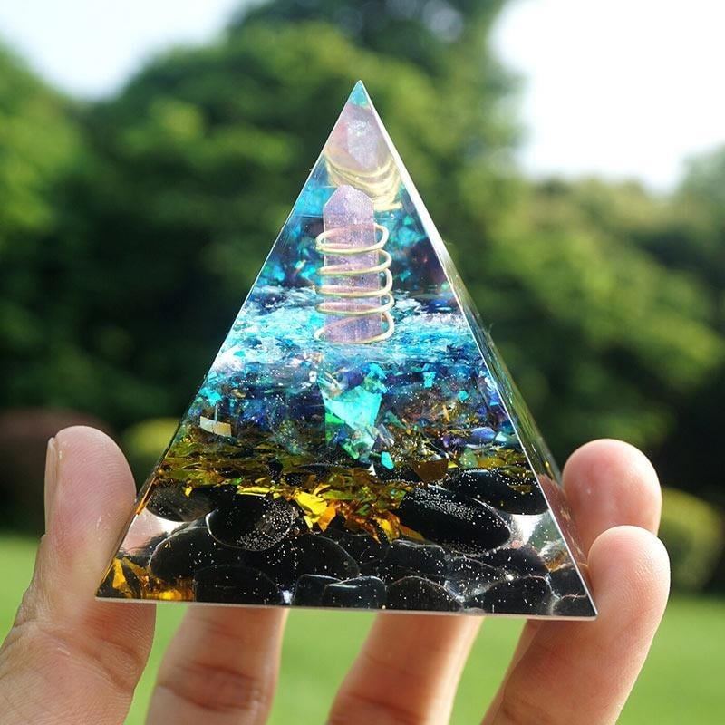 Buddha pyramída z živice s krištáľovým štrkom – ručne vyrobená stolová ozdoba