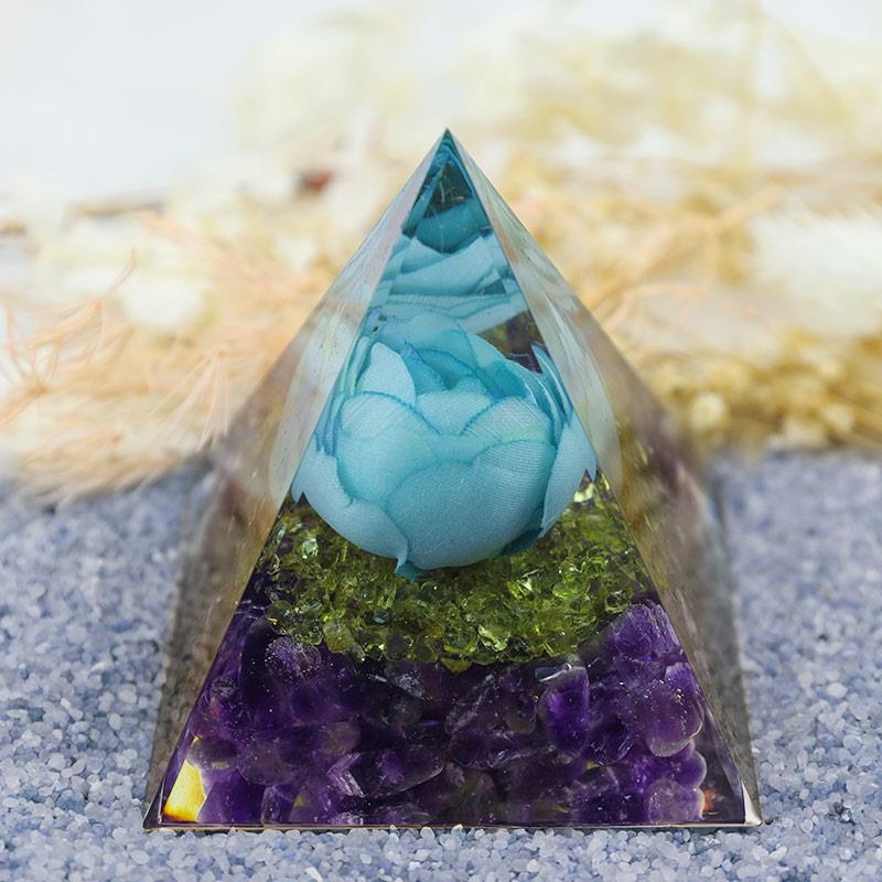 Buddha pyramída z živice s krištáľovým štrkom – ručne vyrobená stolová ozdoba