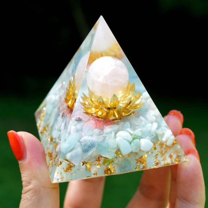 Buddha pyramída z živice s krištáľovým štrkom – ručne vyrobená stolová ozdoba