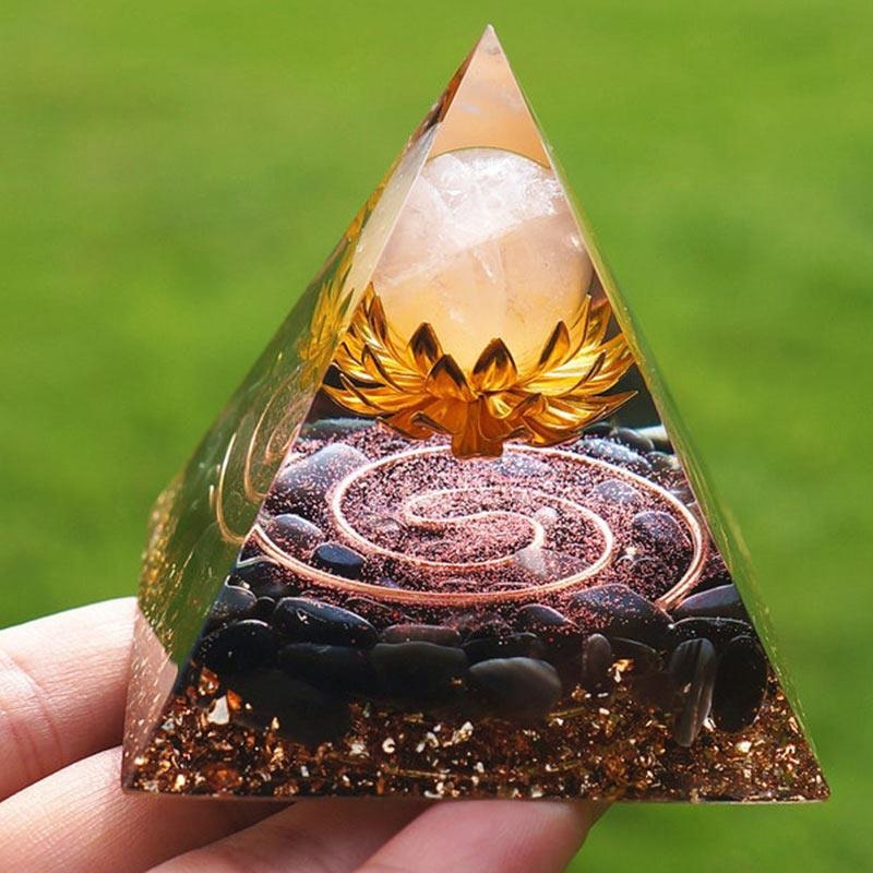 Buddha pyramída z živice s krištáľovým štrkom – ručne vyrobená stolová ozdoba
