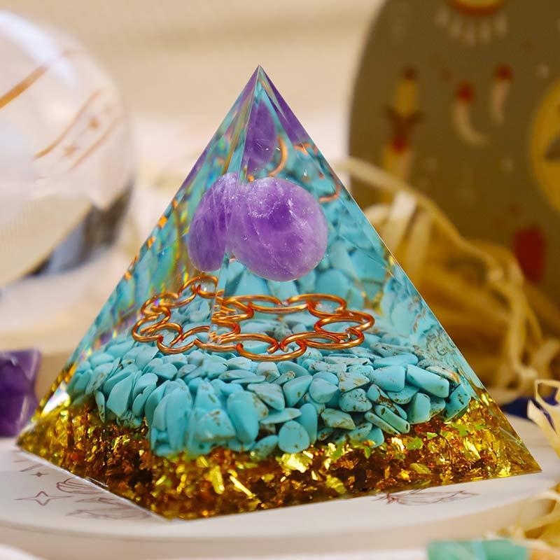 Buddha pyramída z živice s krištáľovým štrkom – ručne vyrobená stolová ozdoba