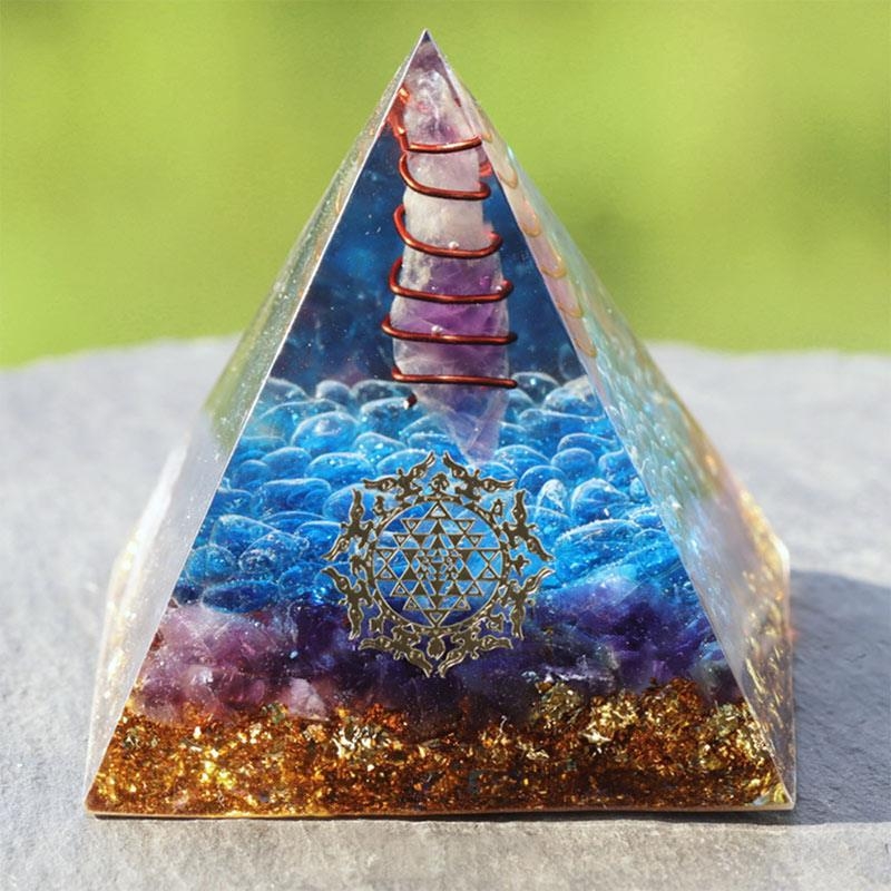 Buddha pyramída z živice s krištáľovým štrkom – ručne vyrobená stolová ozdoba