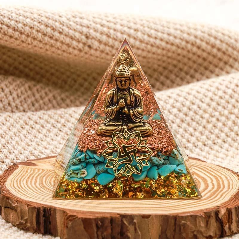 Buddha pyramída z živice s krištáľovým štrkom – ručne vyrobená stolová ozdoba