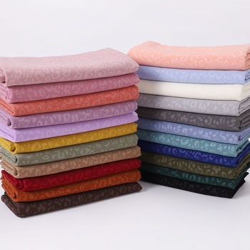 Gyöngyházfényű chiffon sál leopárd mintás, domborított mintával, etnikus kisebbségi stílusú kendő