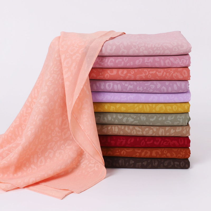Gyöngyházfényű chiffon sál leopárd mintás, domborított mintával, etnikus kisebbségi stílusú kendő