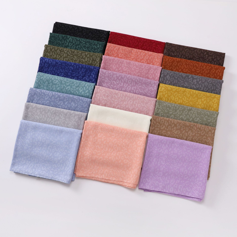 Gyöngyházfényű chiffon sál leopárd mintás, domborított mintával, etnikus kisebbségi stílusú kendő