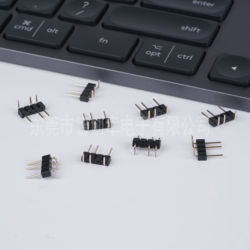 Čierny pozlátený 2,54 mm 4-pólový header pre LED pásy, 90° ohnuté kolíky, samica a samec