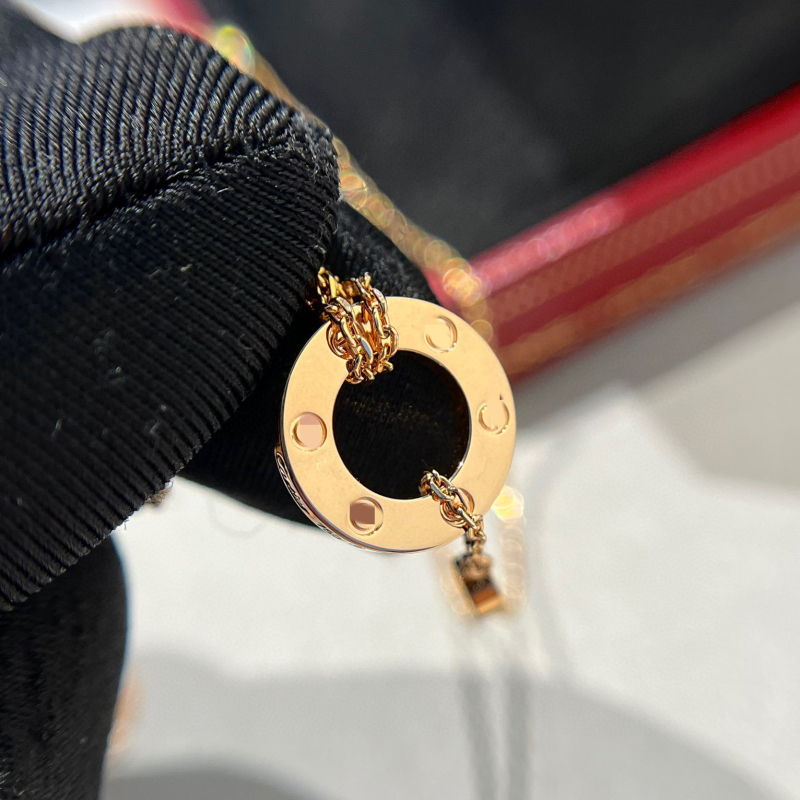 Ogrlica iz serije V Gold Love, debelo pozlata 18K, dijamantni kružni privjesak, LLOVE privjesak, lanac ključne kosti