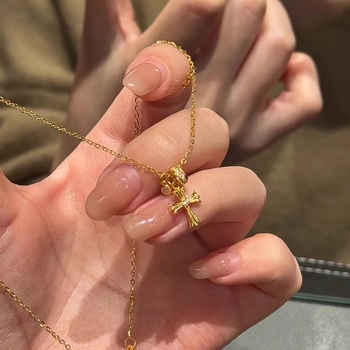 Ogrlica s križnim privjeskom i svjetlucavim kristalima, podesiva duljina 41–50 cm, svakodnevna upotreba, proljeće-ljeto