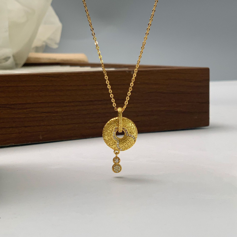 Lančić s pozlaćenjem 24K, privjesak s motivom oblaka i dijamantnim akcentima, vintage stil, duljina lanca 41-50 cm