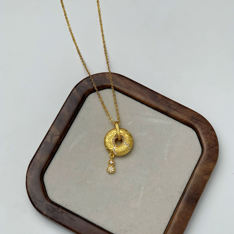 Lančić s pozlaćenjem 24K, privjesak s motivom oblaka i dijamantnim akcentima, vintage stil, duljina lanca 41-50 cm