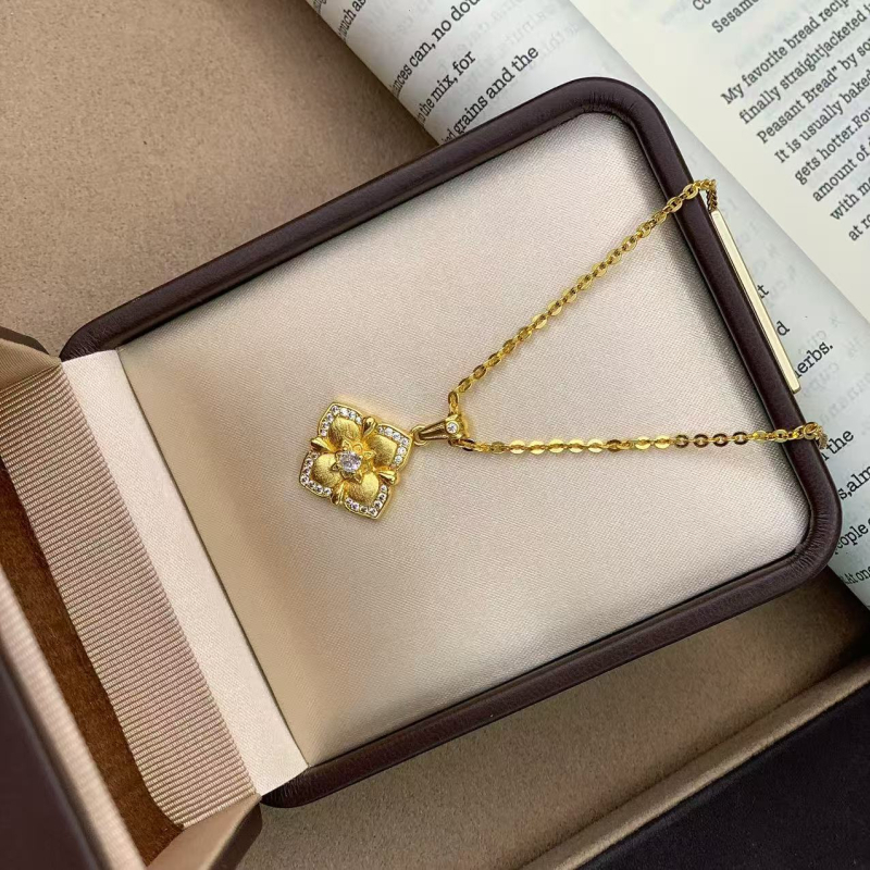 Ogrlica s privjeskom u obliku jastuka, 24K pozlata, stabilna boja, vintage brušeni završetak, mikro ugrađeni cirkoni, lagani luksuz i visokokvalitetan dojam