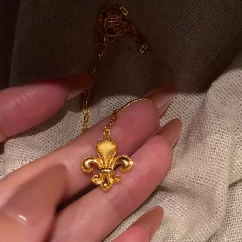 24K pozlaćeni lančić za ključnicu s matiranim iris cvjetnim privjeskom, vintage luksuzni stil