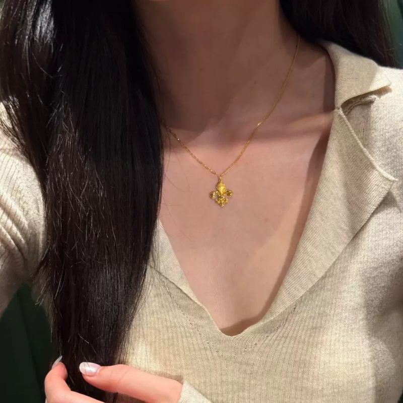 24K pozlaćeni lančić za ključnicu s matiranim iris cvjetnim privjeskom, vintage luksuzni stil
