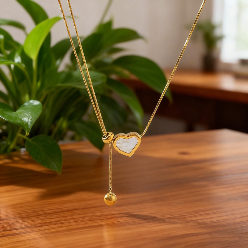 Ogrlica od titanijskog čelika sa privjeskom u obliku srca od školjke, dugačka, višeslojna, resice na ključnu kost