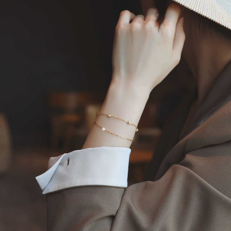 Дамска гривна от титиева стомана с двойна лента и искрящи кристали – елегантна и минималистична