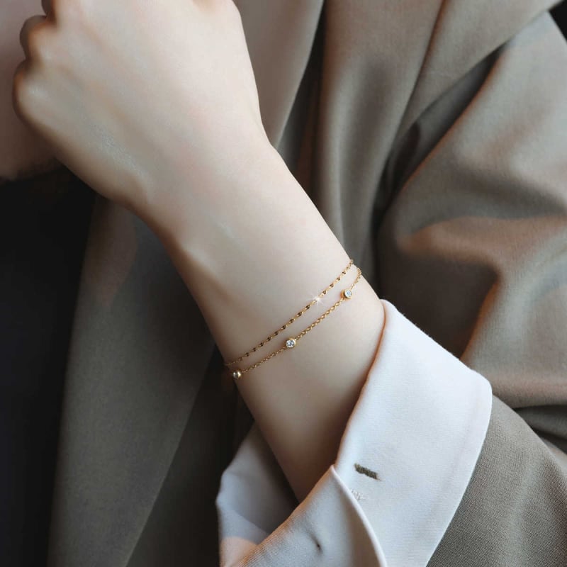 Дамска гривна от титиева стомана с двойна лента и искрящи кристали – елегантна и минималистична