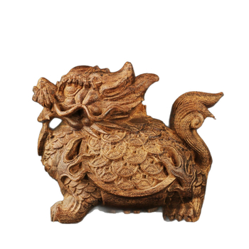 Drevená ozdoba: dračia korytnačka z agarwoodu, vyrezávaná koreňom