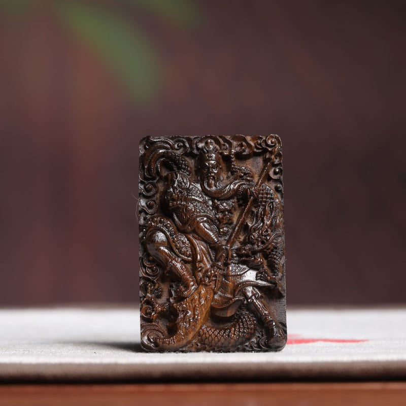 Agarwood Guan Gong Drak vyrezávaný drevený prívesok, dekor do auta